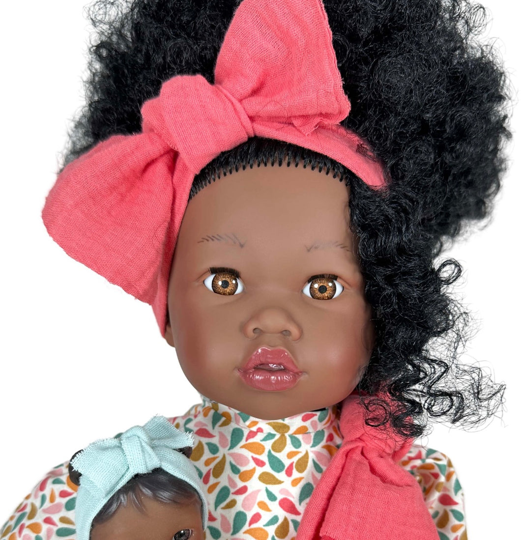 Muñeca Alika con bebe - Muñeca de 40 cm fabricada en España