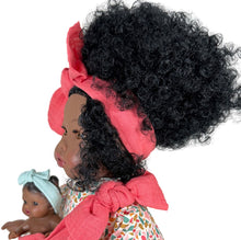 Cargar imagen en el visor de la galería, Muñeca Alika con bebe - Muñeca de 40 cm fabricada en España
